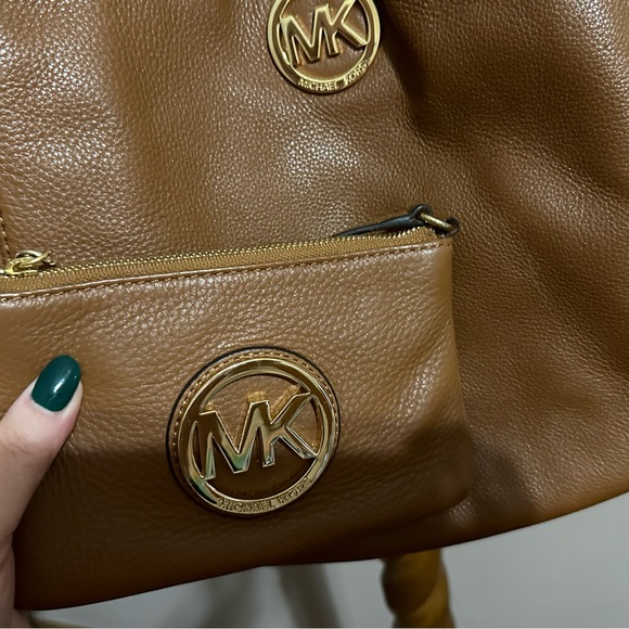 Michael Kors tan shoulder bag and matching wristlet - Picture 12 of 13